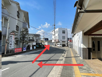 ②南出口を出た後、右へ曲がり、橋が見えるまでそのまま直進してください。