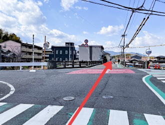 ③しばらく進むと、交差点の先に橋が見えてまいります。