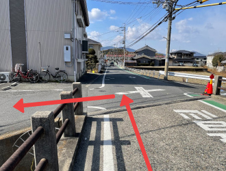 ④橋を渡りましたら、左折してください。