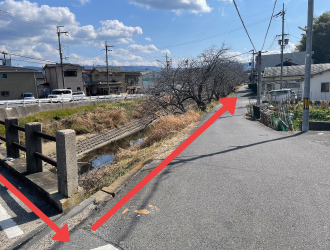 ⑤川沿いを少し進むと、右手にマンションが見えてまいります。